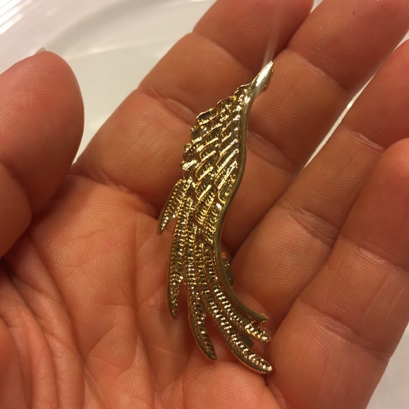 ⭐️ Awesome Single Metallic Wing Ear Cuff ⭐️ - Picture 1 of 8